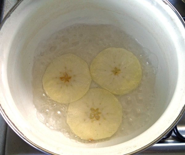 cooking apple slices in sugar syrup