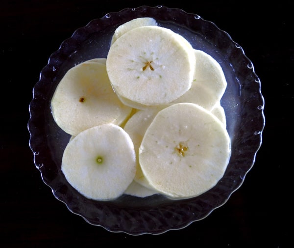 apple slices in lemon juice
