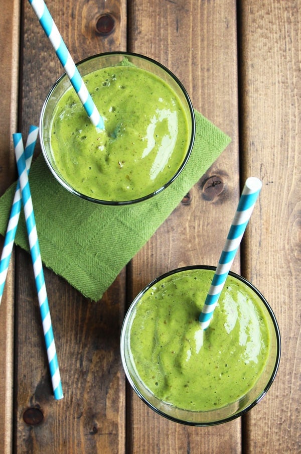 Green Smoothie with Mango and Pineapple