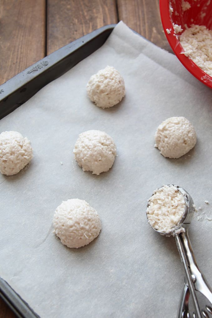 Coconut Macarons Egg Whites 4 Ingredients Scoops Cookie Sheet