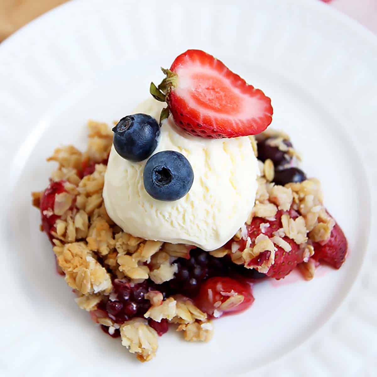 Mixed Berry Crumble Recipe » LeelaLicious