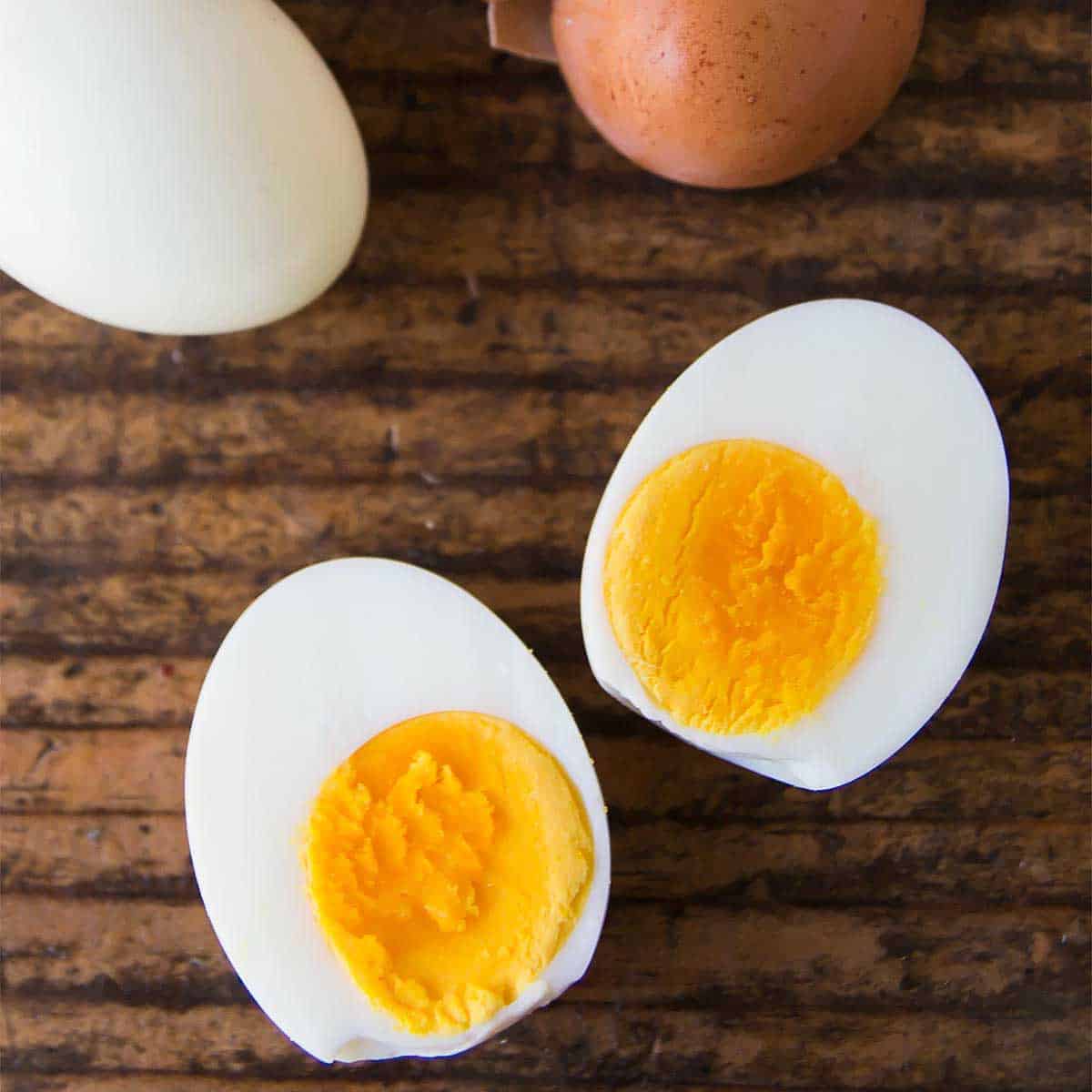 https://leelalicious.com/wp-content/uploads/2017/11/Pressure-Cooker-Hard-Boiled-Eggs-Recipe.jpg