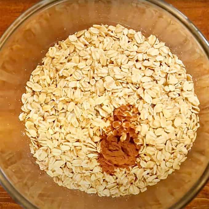 rolled oat and cinnamon in glass bowl