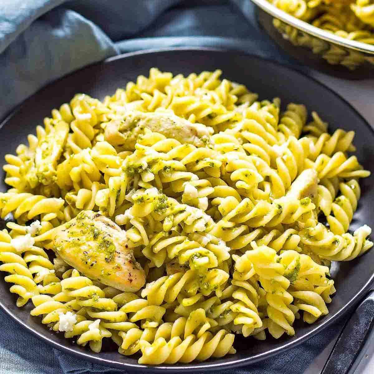 20-Minute Pesto Chicken Pasta Recipe - LeelaLicious