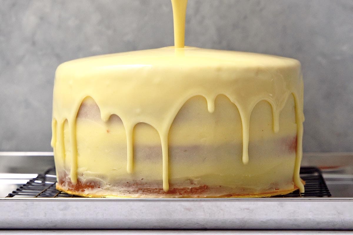 white chocolate glaze drizzling over cake
