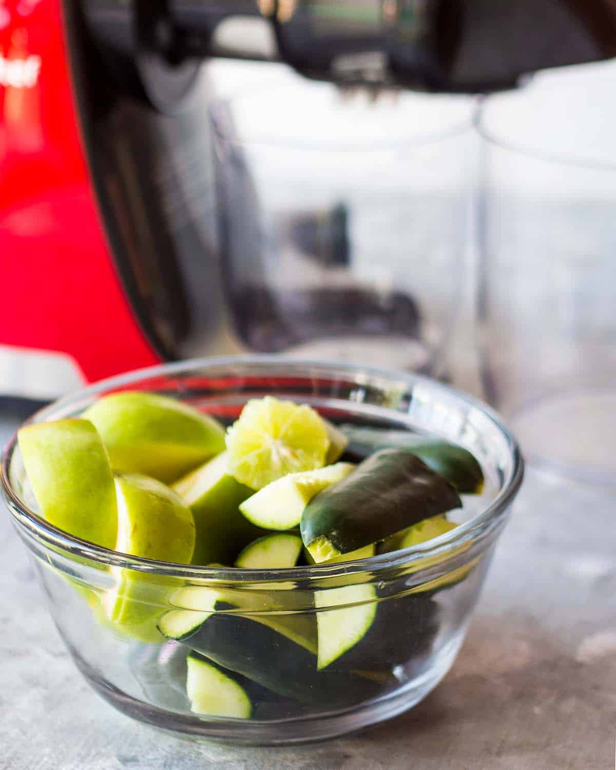 making cucumber apple juice