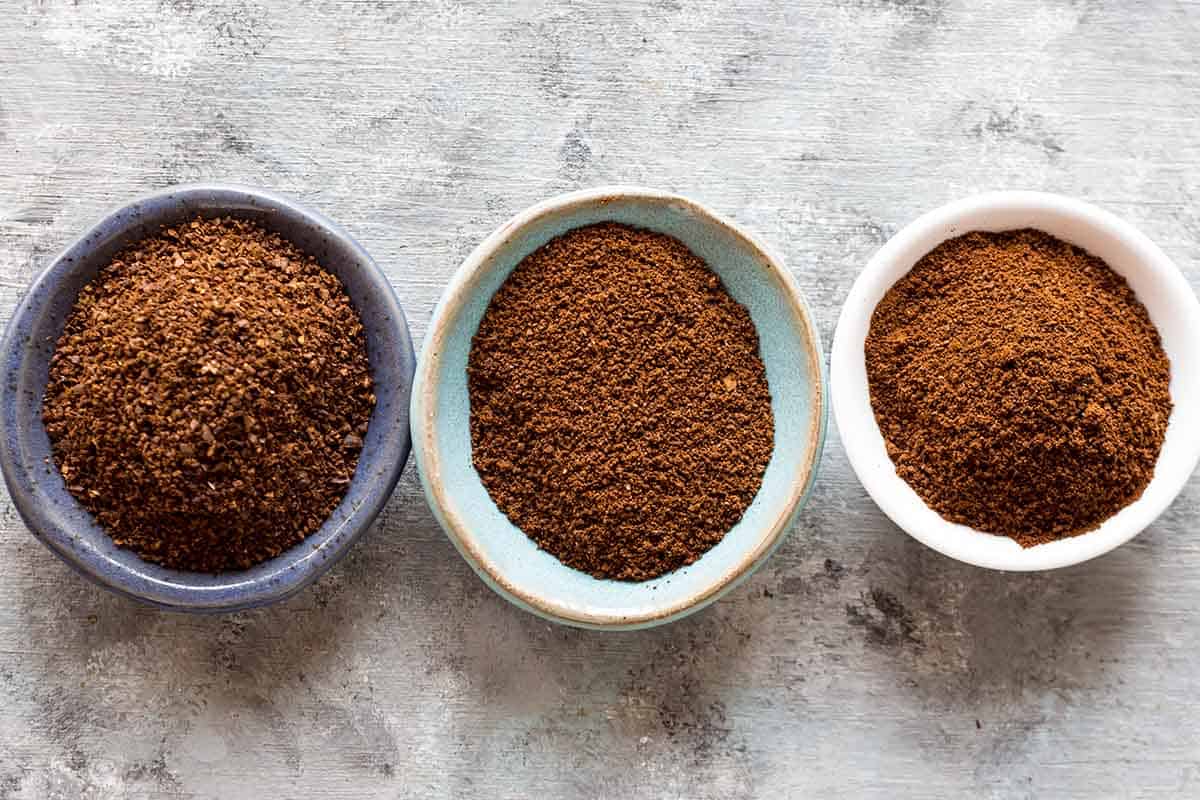 coarse, medium, and fine coffee grounds in individual small bowls